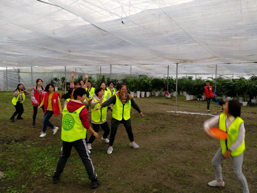 同路人志愿者們在成都香草山示美園藝設計有限公司的苗圃基地拓展活動(dòng)